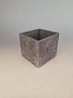 Vierkante grijze bloempot, Tuin en Terras, Bloempotten, Vierkant, Binnen, Ophalen of Verzenden, Zo goed als nieuw