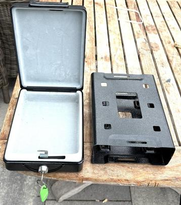 Caravankluisje met uitneembare slede met 2 sleutels beschikbaar voor biedingen