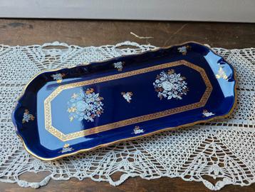 Lange schaal kobalt blauw bloemdecor met goud beschikbaar voor biedingen
