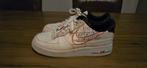 Nike Air Force 1 Low Script Swoosh Pack Maat 43, Wit, Nike, Ophalen of Verzenden, Sneakers of Gympen