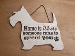 Houten bordje hond - Home is where someone runs to greet you, Ophalen of Verzenden