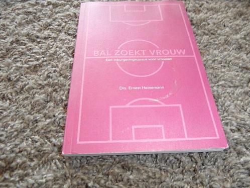 Leuk boekje: BAL ZOEKT VROUW, een inburgeringscursus, Boeken, Sportboeken, Nieuw, Balsport, Ophalen of Verzenden