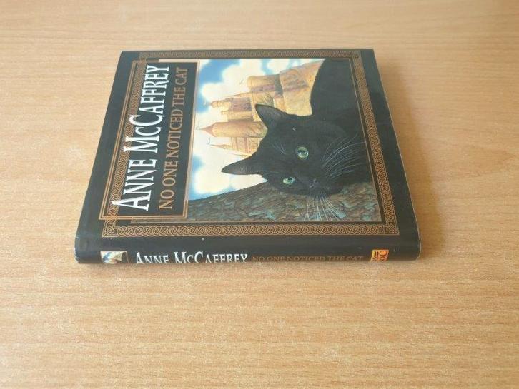 Anne McCaffrey - No One Noticed the Cat (HC + omslag), Boeken, Fantasy, Gelezen, Ophalen of Verzenden