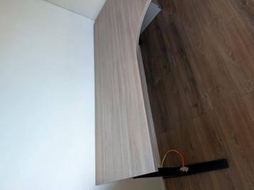Mooie hoekbureau 2 bij 1,6m. Staat in de weg! beschikbaar voor biedingen