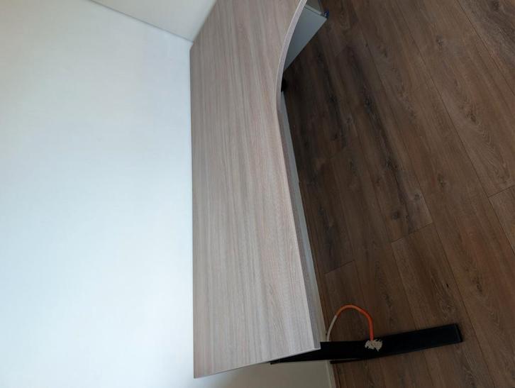 Mooie hoekbureau 2 bij 1,6m. Staat in de weg!, Huis en Inrichting, Bureaus, Ophalen