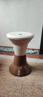 Leuke kunststof kruk / bijzettafel, Huis en Inrichting, Stoelen, Kunststof, Gebruikt, Bruin, Ophalen of Verzenden