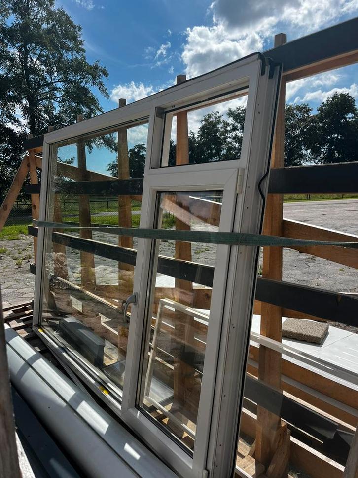 Kunststof kozijn inclusief op maat gemaakte hor, Doe-het-zelf en Verbouw, Kozijnen en Schuifpuien, Zo goed als nieuw, Raamkozijn