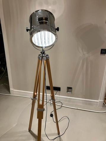 Industriële Vloerlamp Driepoot beschikbaar voor biedingen