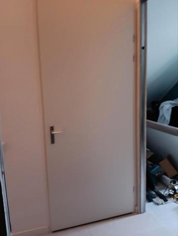 Stalen opdekdeurkozijn met deur. beschikbaar voor biedingen