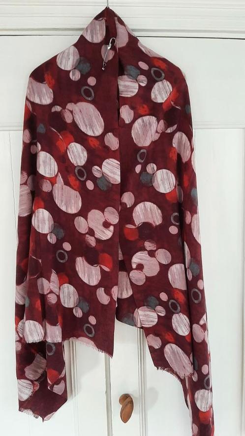 Donker rode sjaal met grote stippen viscose/ wol, Kleding | Dames, Mutsen, Sjaals en Handschoenen, Nieuw, Sjaal, Maat 38/40 (M)