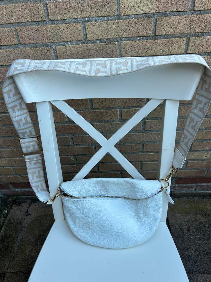 Witte Schoudertas met Designer Band, Sieraden, Tassen en Uiterlijk, Tassen | Damestassen, Zo goed als nieuw, Schoudertasje, Wit