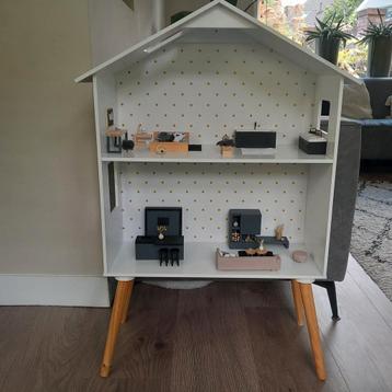 Modern poppenhuis  beschikbaar voor biedingen