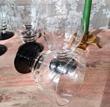 Vintage wijnglazen gekleurde voet beschikbaar voor biedingen