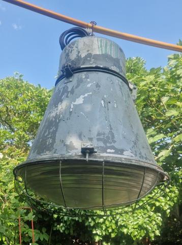 Grote industriele hang lamp/ fabriekslamp met draadkap 70 cm beschikbaar voor biedingen