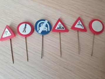 6 antieke verkeersborden speldjes begin 50S €5 beschikbaar voor biedingen