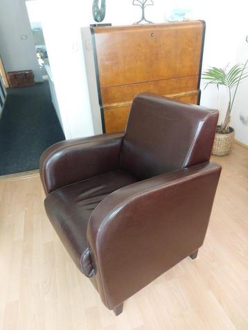 Tweetal chique tijdloze bruin leren stoelen beschikbaar voor biedingen