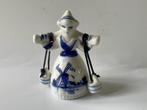 Souvenir beeldje delfts blauw. Boerinnetje met emmers nieuw., Ophalen, Zo goed als nieuw, Mens