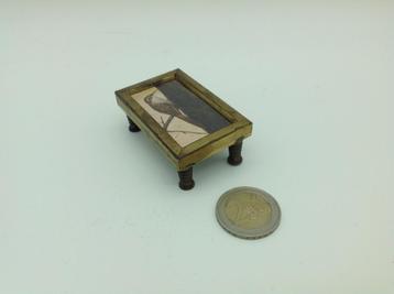 Boomkruiper in miniatuur biljarttafel