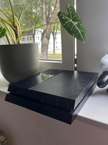 Ps4 + 2 controllers beschikbaar voor biedingen