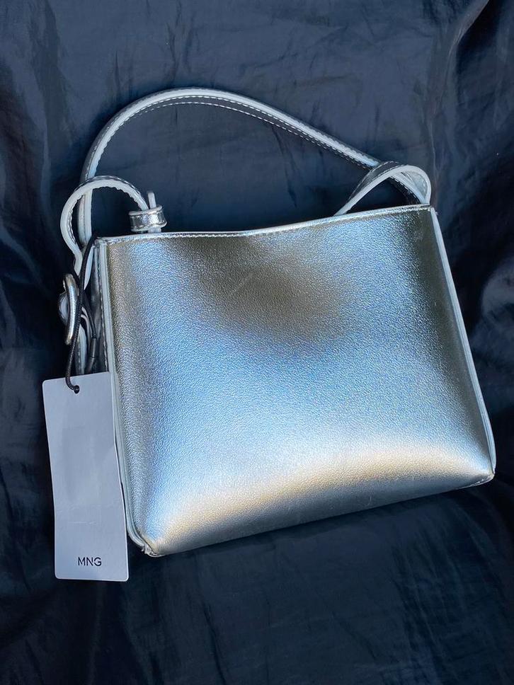 NIEUW +kaartjes Mango Mini shopper tas imitatieleer zilver, Sieraden, Tassen en Uiterlijk, Tassen | Damestassen, Nieuw, Handtas