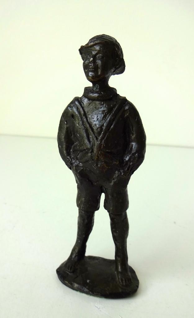 Bronzen beeldje van staande jongen Binkie Ammerlaan 3723-b, Antiek en Kunst, Kunst | Designobjecten, Ophalen of Verzenden