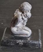 Mooi beeld. Moeder en kind. De hoogte is 7cm. Lengte 6,5cm., Verzenden