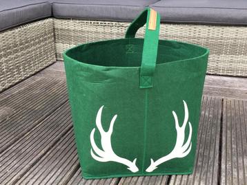 Mand van groene vilt-stof met hertengewei beschikbaar voor biedingen