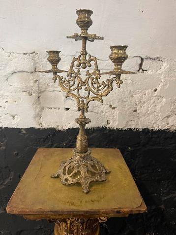 Antieke kandelaar zwaar messing 3 armen rijkelijk bewerkt beschikbaar voor biedingen
