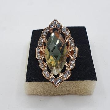 Ring met kristal  beschikbaar voor biedingen