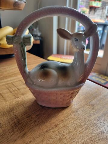 Brocante hert in mandje beschikbaar voor biedingen
