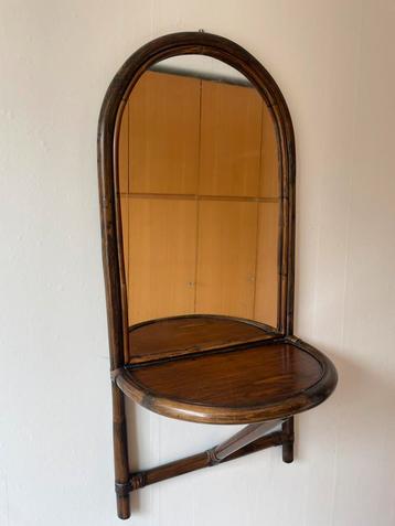 Vintage rotan spiegel met plankje beschikbaar voor biedingen