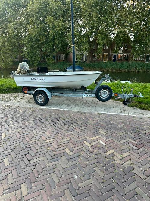 Polyester Consoleboot 8pk, Watersport en Boten, Vis- en Consoleboten, Gebruikt, Tot 10 pk, 3 tot 6 meter, Benzine, Buitenboordmotor