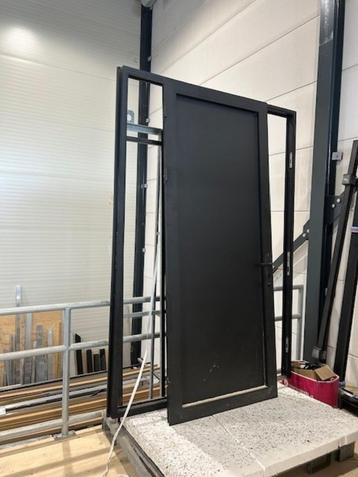 Aluminium loopdeur met zijlicht beschikbaar voor biedingen