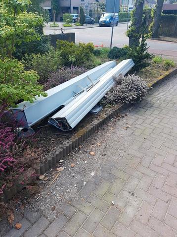 gratis ophaalservice van uw oud Zonneschermen en Rolluiken  beschikbaar voor biedingen