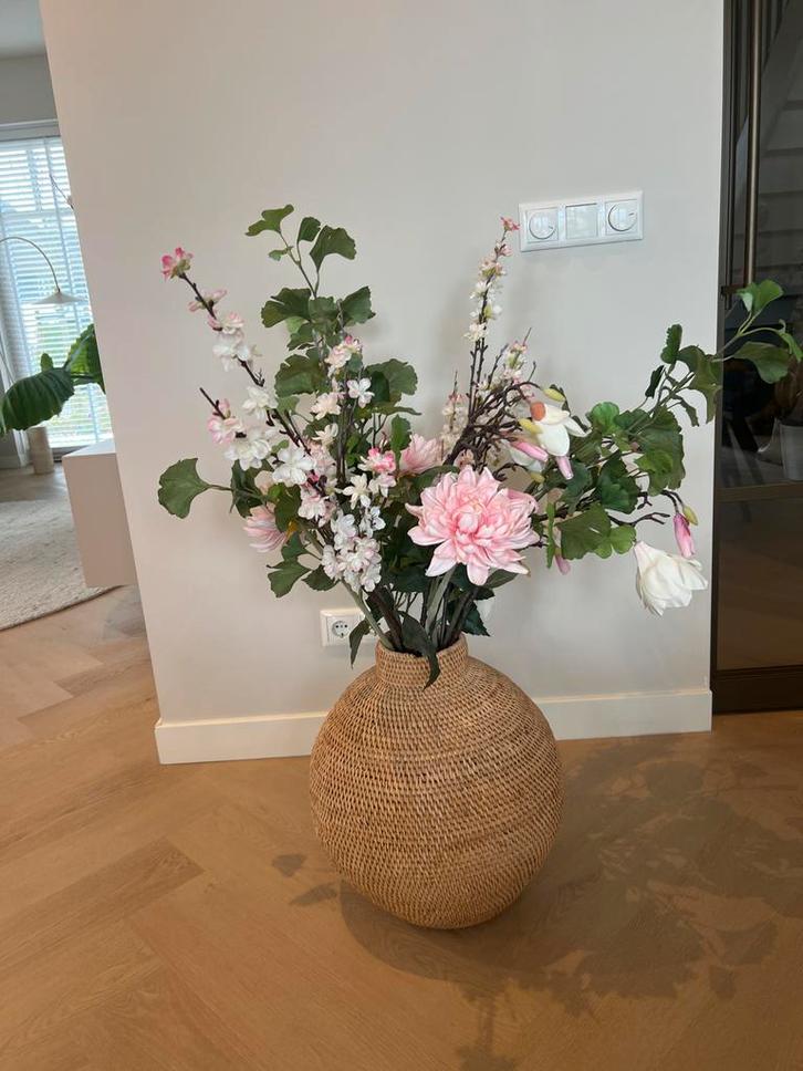 Rieten vaas met kunstbloemen, Huis en Inrichting, Woonaccessoires | Vazen, Zo goed als nieuw, Overige kleuren, 50 tot 75 cm, Overige materialen