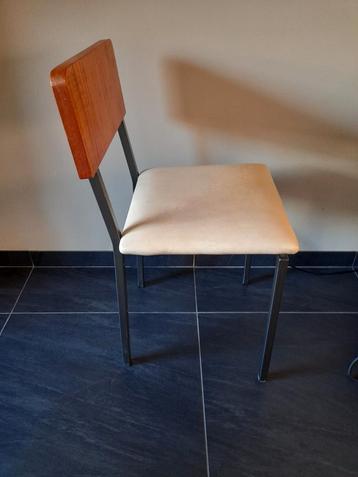 vintage stoel beschikbaar voor biedingen