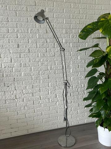 Vloerlamp / Leeslamp beschikbaar voor biedingen