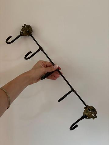 Vintage metalen wandkapstok met 5 haken beschikbaar voor biedingen
