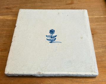 18e-eeuwse Delftse tegel met bloemmotief – blauw-wit beschikbaar voor biedingen
