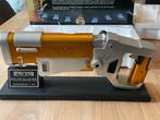 Fifth element police Blaster Bruce Willis lifesize replica, Ophalen of Verzenden, Zo goed als nieuw, Film, Beeldje, Replica of Model