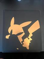 151 masterset in pikachu binder alles gesleeved uniek, Ophalen, Nieuw, Losse kaart