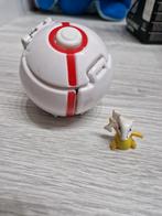 Poke Ball met pokémon poppetje., Hobby en Vrije tijd, Verzamelkaartspellen | Pokémon, Ophalen