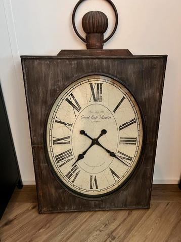 Grote wandklok beschikbaar voor biedingen