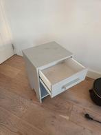 WOOOD Dennis nachtkastje – betongrijs – zeer goede staat, Huis en Inrichting, Slaapkamer | Nachtkastjes, Ophalen, Minder dan 45 cm