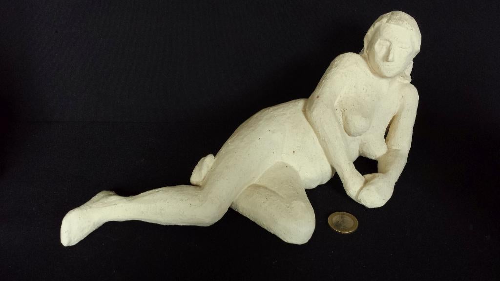 BEELD naakte VROUW, liggend - KERAMIEK - Lang 35 cm., Antiek en Kunst, Kunst | Beelden en Houtsnijwerken, Ophalen of Verzenden