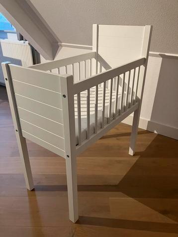 Witte wieg incl. matras, beddengoed en dekens beschikbaar voor biedingen