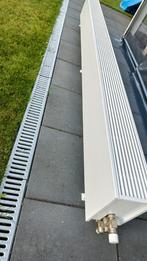Jaga mini vrijstaande convector radiator 3.00m breed., Doe-het-zelf en Verbouw, Verwarming en Radiatoren, Ophalen, Zo goed als nieuw