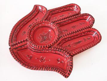 Leuke Tunesische schaal in de vorm van een hand beschikbaar voor biedingen