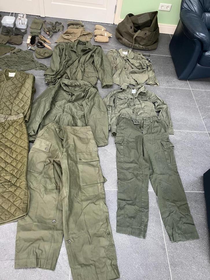Marechaussee PSU plunjebaal uit 1980 met diverse attributen, Verzamelen, Militaria | Algemeen, Marechaussee, Embleem of Badge