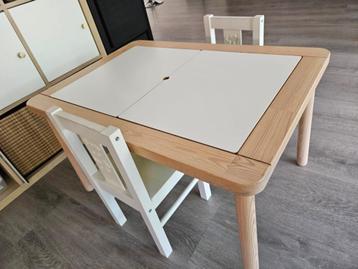 Ikea kindertafel Flisat + 2 ikea kinderstoelen Kritter beschikbaar voor biedingen
